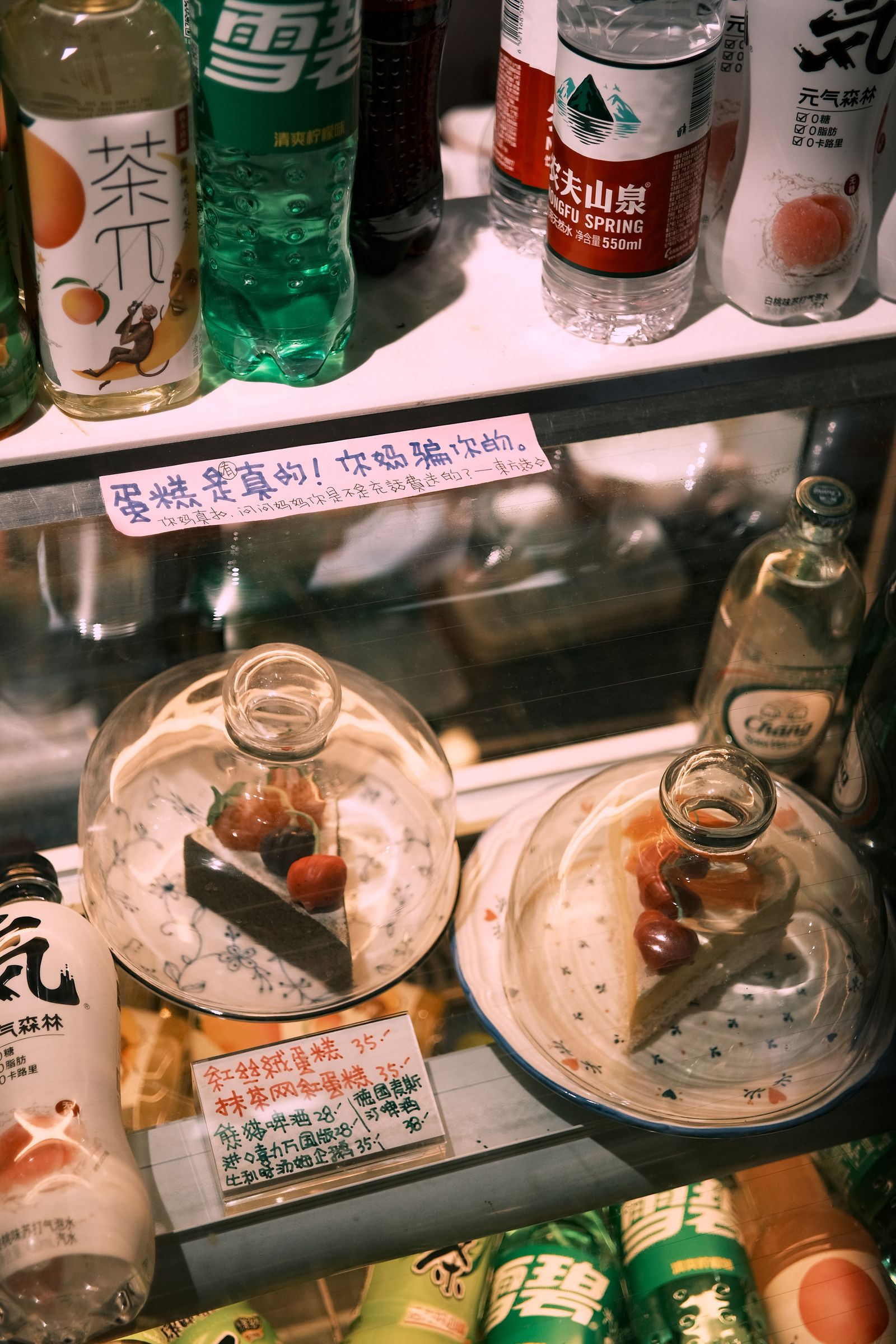 ケーキとドリンクが並ぶカフェのショーケース